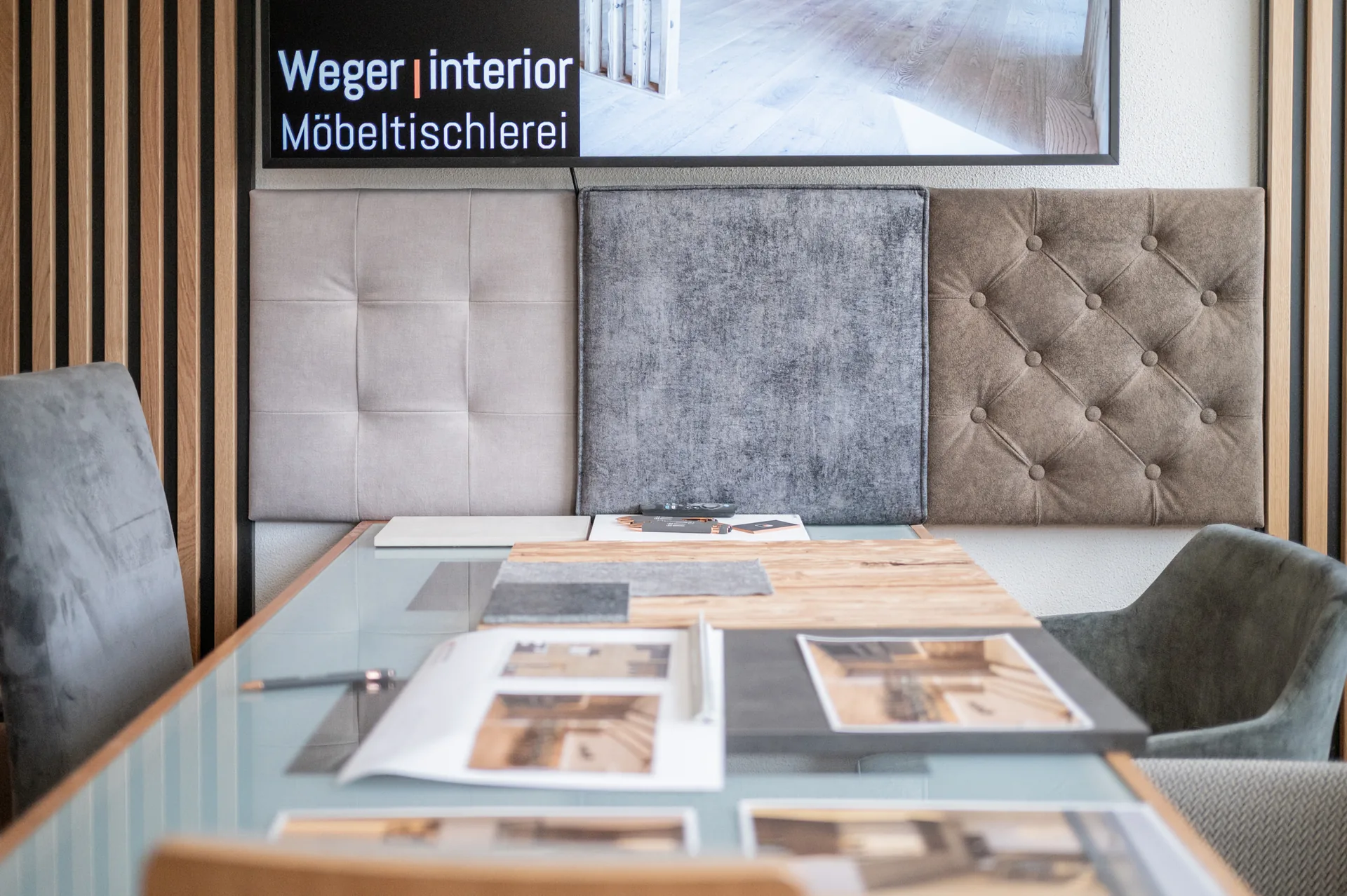 Ausstellungsraum von Weger Interior mit Materialmustern